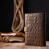 Незвичайне чоловіче портмоне з хлястиком з натуральної шкіри з тисненням під крокодила KARYA 21196 Світло-коричневий, фото 8