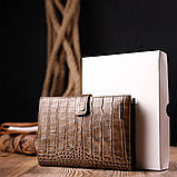 Незвичайне чоловіче портмоне з хлястиком з натуральної шкіри з тисненням під крокодила KARYA 21196 Світло-коричневий, фото 9