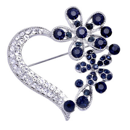 Брошка на сріблястій основі серце з квіточками з білими та темно-синіми каменями розмір виробу 50Х45 мм, фото 1