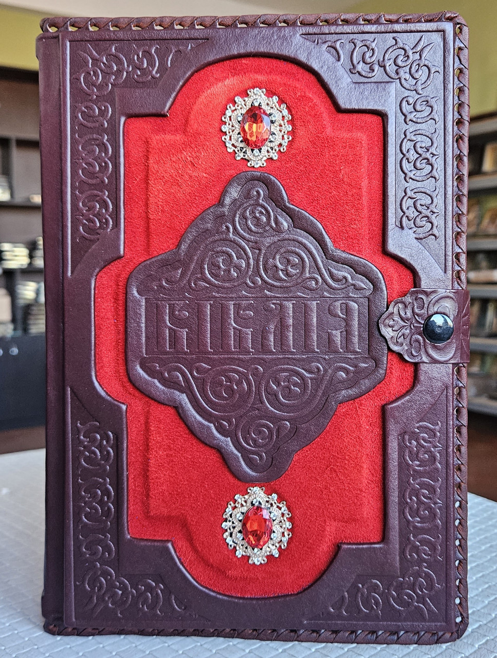 Книга БІБЛІЯ Подарункова із застібкою на кнопці/поєднання двох видів шкіри, розмір 18*25, ручне плетіння