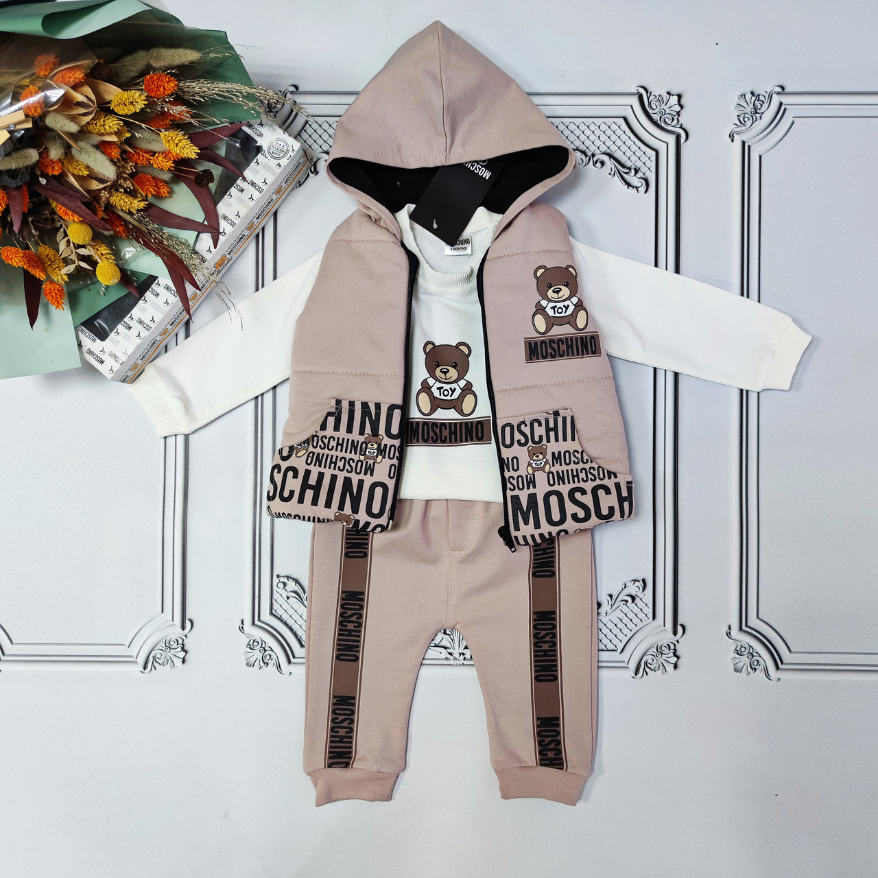 Дитячий бежевий костюм Moschino, комплект трійка з утепленою жилеткою