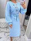 Нарядна класична жіноча сукня міді вечірня з довгим рукавом обтягуюча блакитна сукня з поясом, фото 7