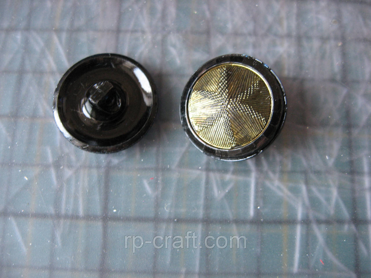 217. Набір пластикових гудзиків, 2 штуки, 8х21х21 мм, чорно-золотисті, фото 1