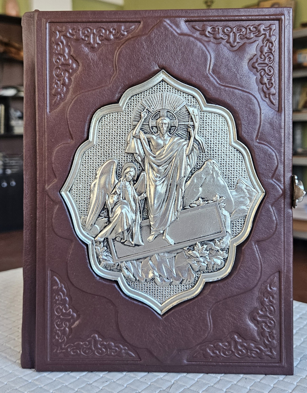 Книга Євангеліє українською мовою оклад шкіра, розмір книги 15*20, накладка Воскресіння сріблення, застібка
