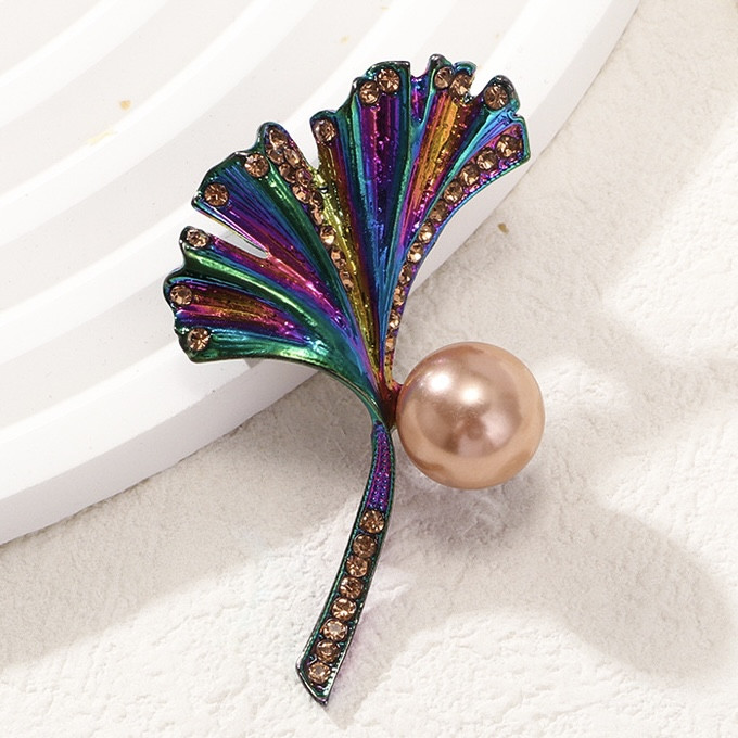 Брошка металева бензинова різнобарвна гілочка з бежевими стразами та намистинний розмір виробу 60х40 мм