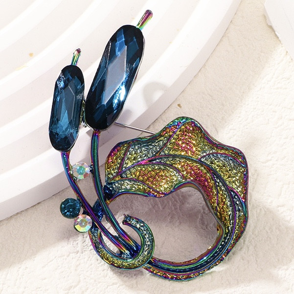 Брошка металева бензинова різнобарвна листочка із синіми кристалами розмір виробу 60х50 мм