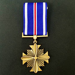 Сувенир медаль Хрест літніх заслуг (Distinguished Flying Cross).