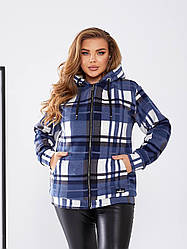 Стильна тепла флісова куртка синього кольору у клітинку
