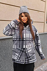 Стильна тепла флісова куртка сірого кольору у клітинку