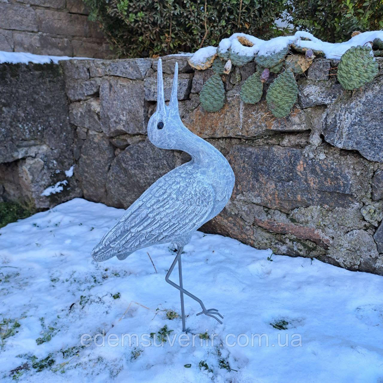 Садова фігура Лелеченя з відкритим дзьобом на металевих лапах, колір під бетон, лелека для саду, лелека в сад, садово паркові, фото 1