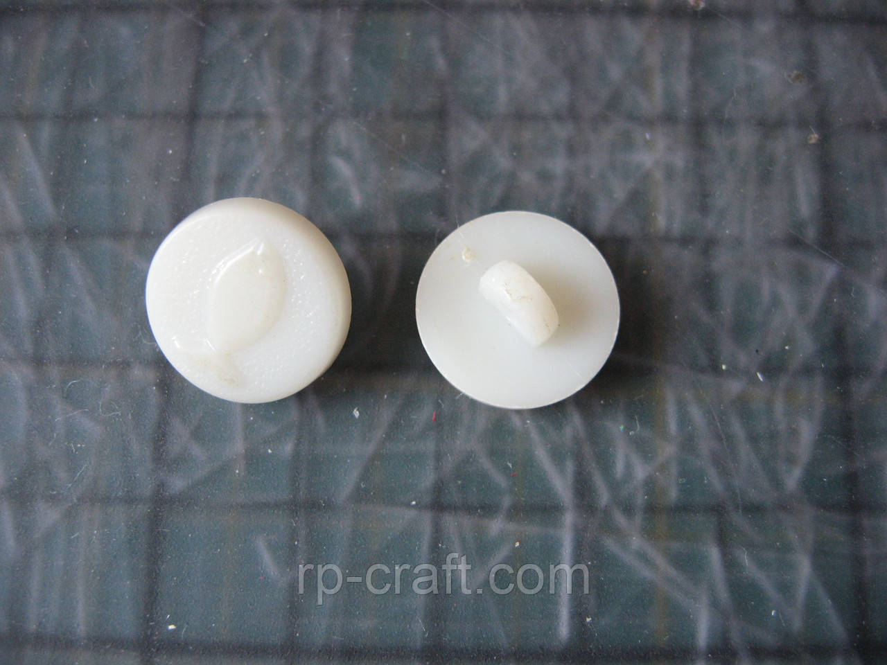 223. Набір пластикових гудзиків, 2 штуки, 7х14х14 мм, білі, фото 1