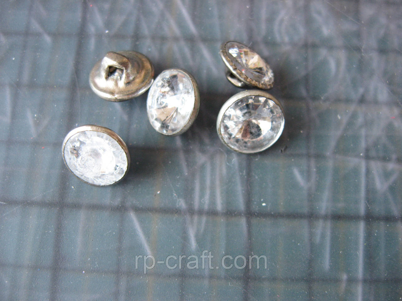 224. Набір пластикових гудзиків, 5 штук, 6х10х10 мм, білі та сталеві, фото 1