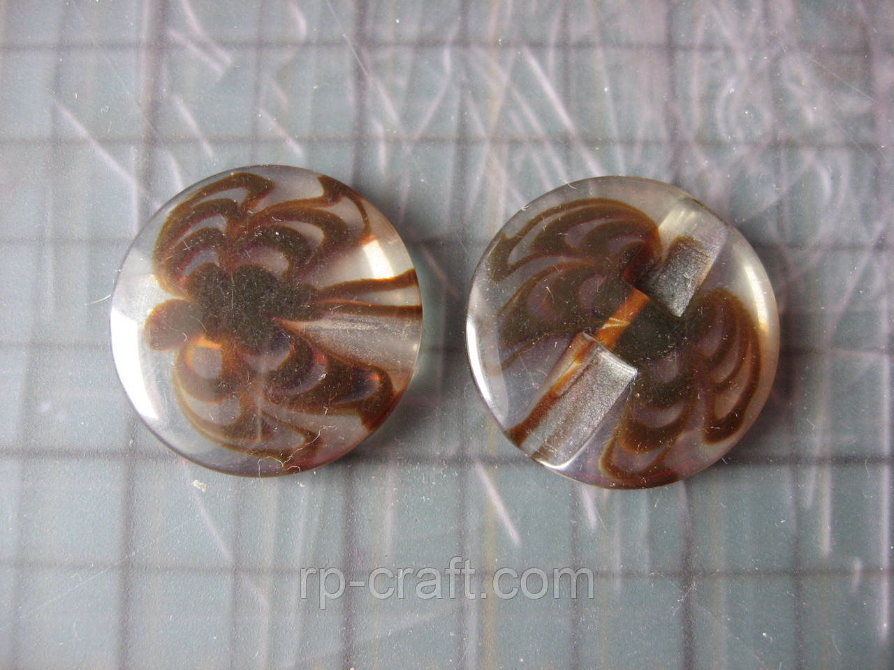 228. Набір пластикових гудзиків, 2 штуки, 5х27х27 мм, прозорі з коричневим, фото 1