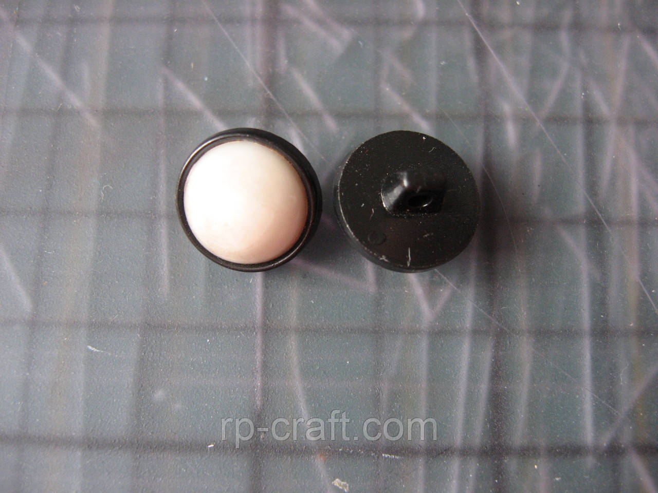 229. Набір пластикових гудзиків, 2 штуки, 10х12х12 мм, білі з чорним, фото 1