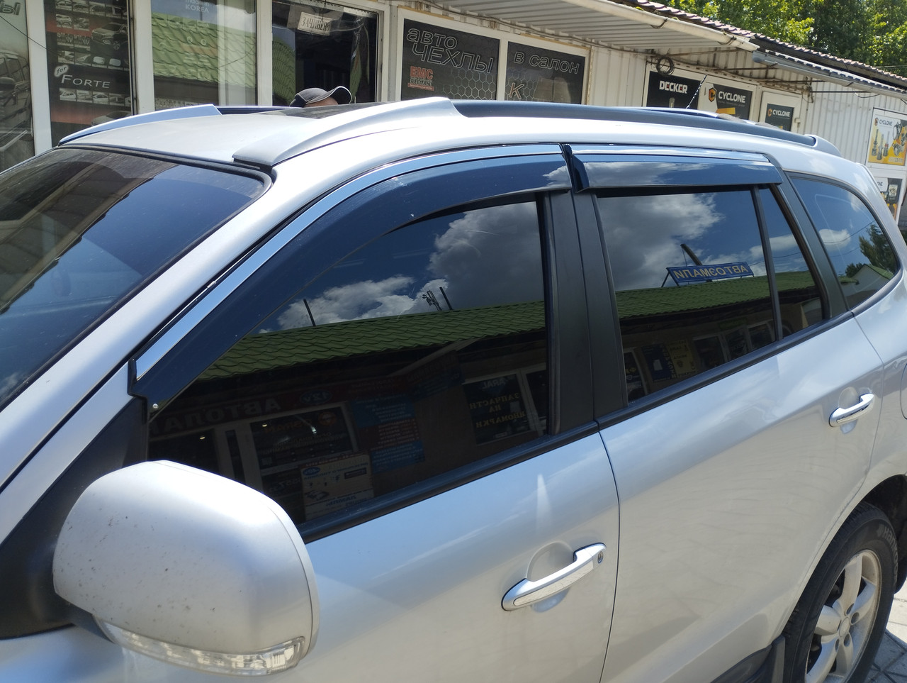Дефлектори вікон (вітровики) з хромом молдингом Hyundai Santa Fe 2006-2012