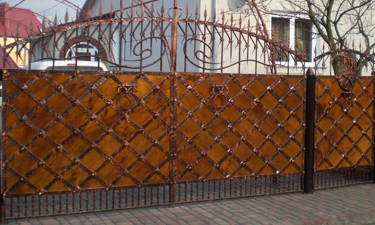 Ворота кованые Митниця (дерево), Митниця плюс