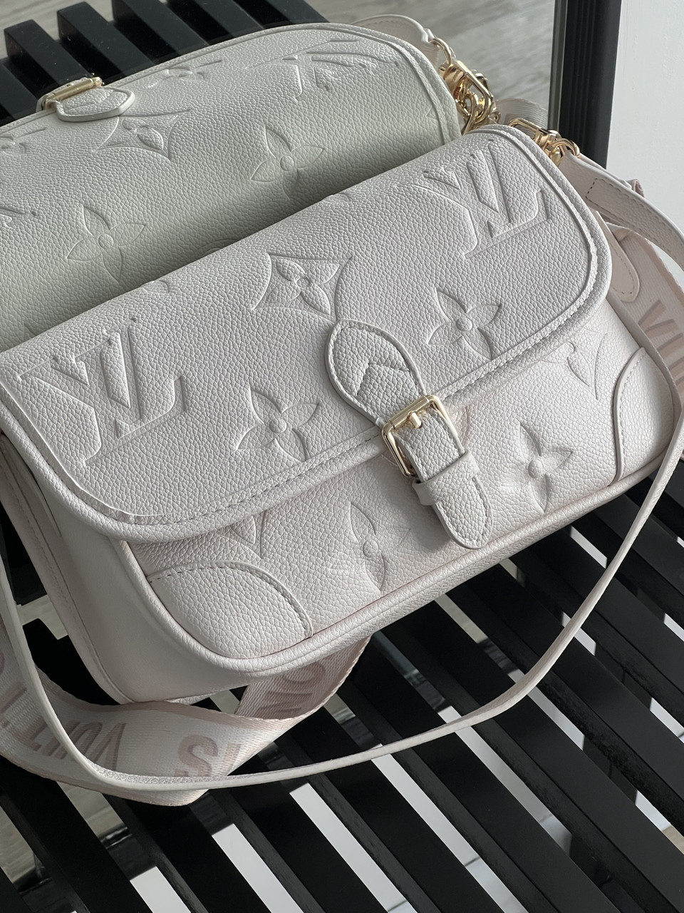 Жіноча сумка Louis Vuitton Diane Empreint крос-боді білий стьобаний Луї Віттон