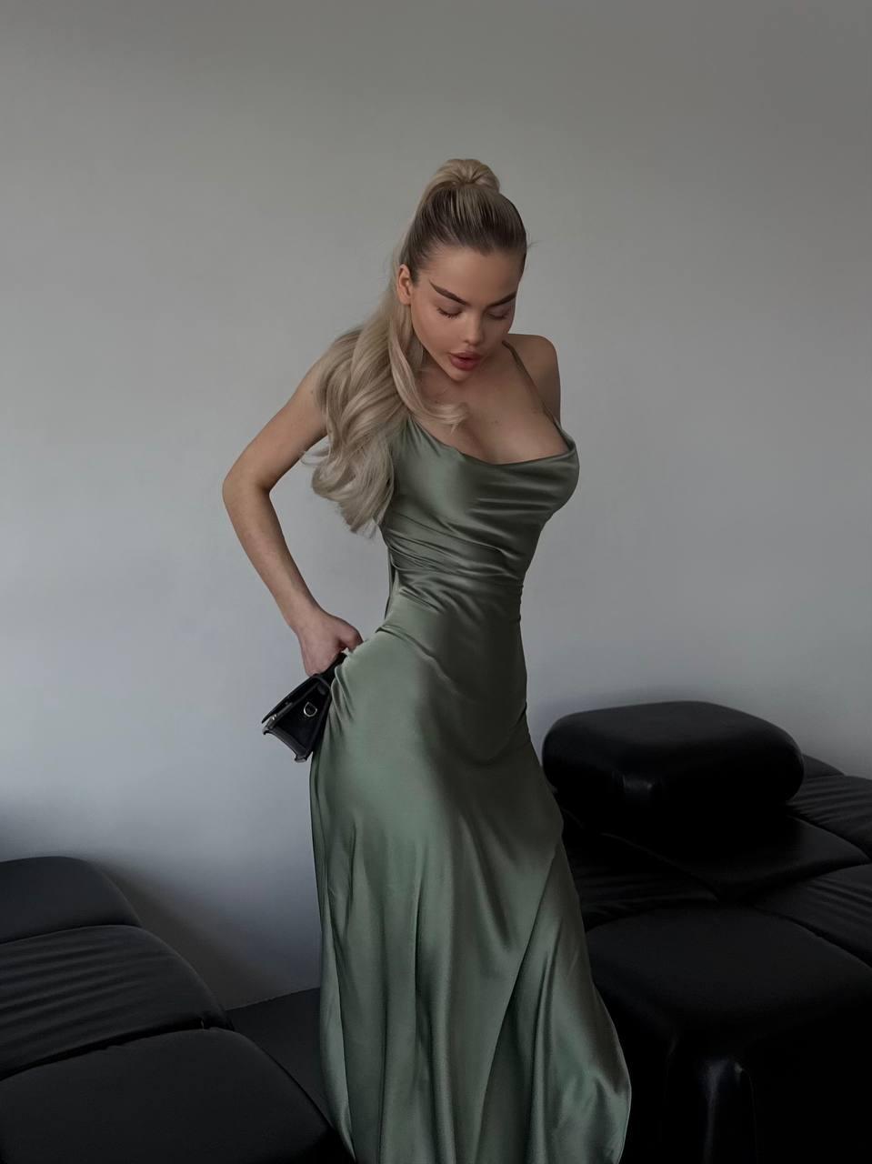 Блакитна жіноча класична шовкова довга сукня на бретелях з відкритим декольте та розрізом на нозі, фото 1