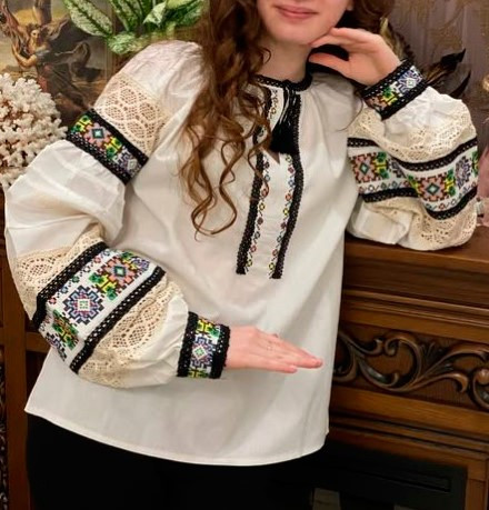 Вишита сорочка на зав'язках з яскравими рукавами та декорована макраме розміри S, M, L.