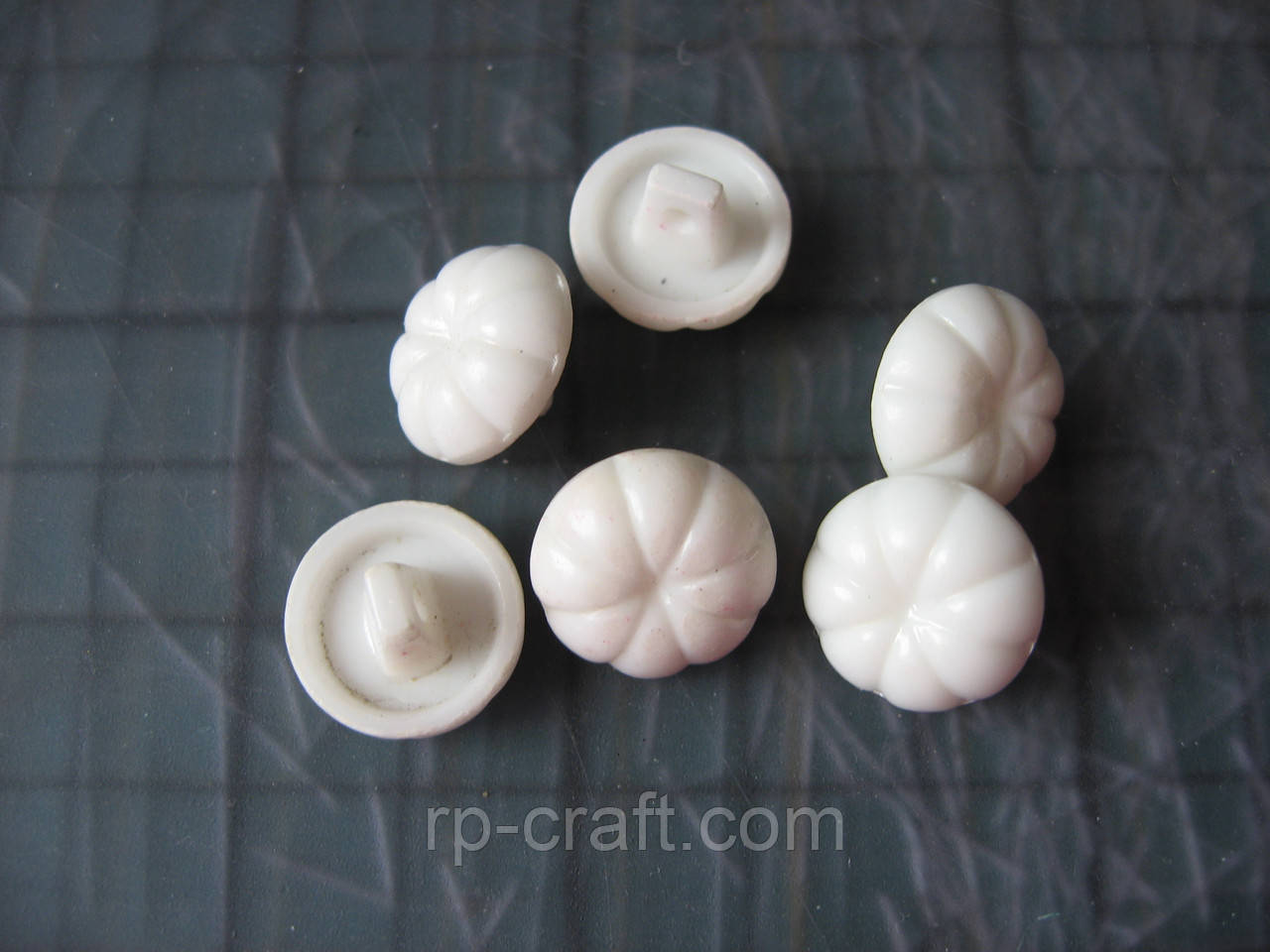 237. Набір пластикових гудзиків, 6 штук, 9х14х14 мм, білі, фото 1