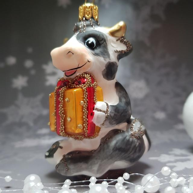 Скляна ялинкова іграшка Корівка з подарунком Irena