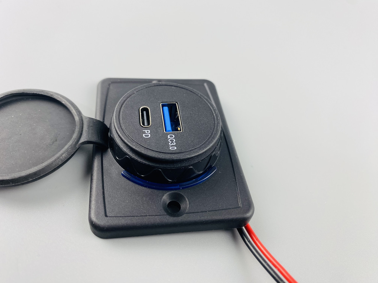 Накладний USB зарядний пристрій для транспорту QC3.0 + PD USB-C