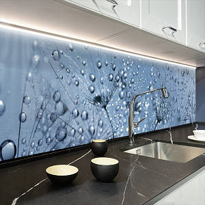 Фото панель універсальна ПЕТ, Самофіксуюча 62 х 205 см (товщина 1,2 мм) кульбаба з краплями роси на блакитному фоні