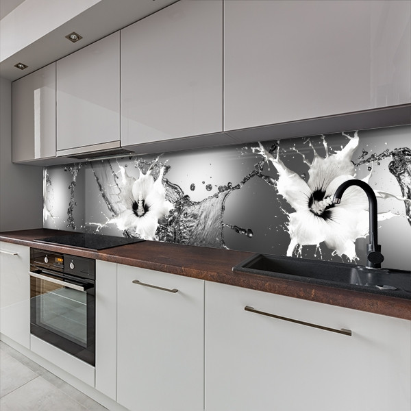 Фото панель універсальна ПЕТ, Самофіксуюча 62 х 205 см (товщина 1,2 мм) біла квітка з бризгами води на сірому фоні