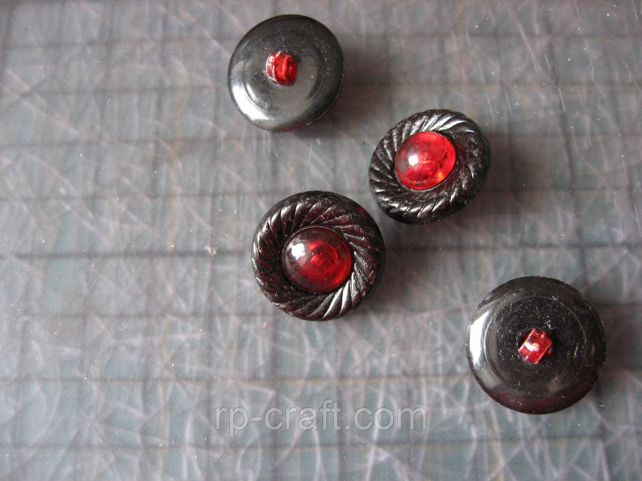 243. Набір пластикових гудзиків, 4 штуки, 13х20х20 мм, чорні з червоним, фото 1