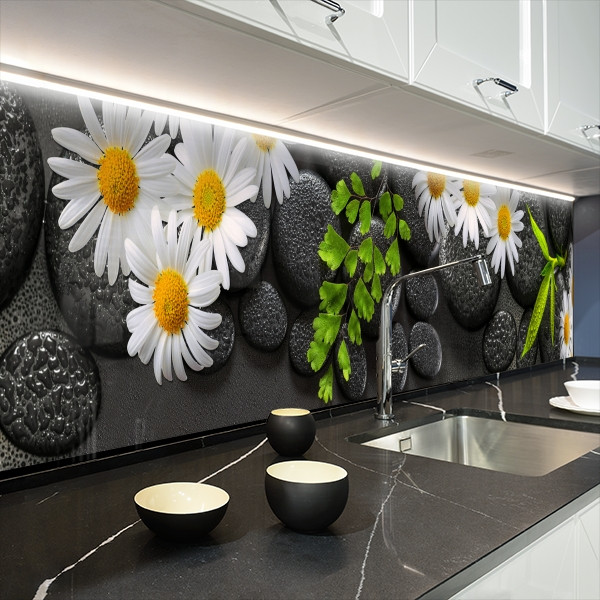 Кухонна панель жорстка ПЕТ, Самофіксуюча 62 х 410 см (товщина 1,2 мм) білі ромашки серед каміння, фото 1