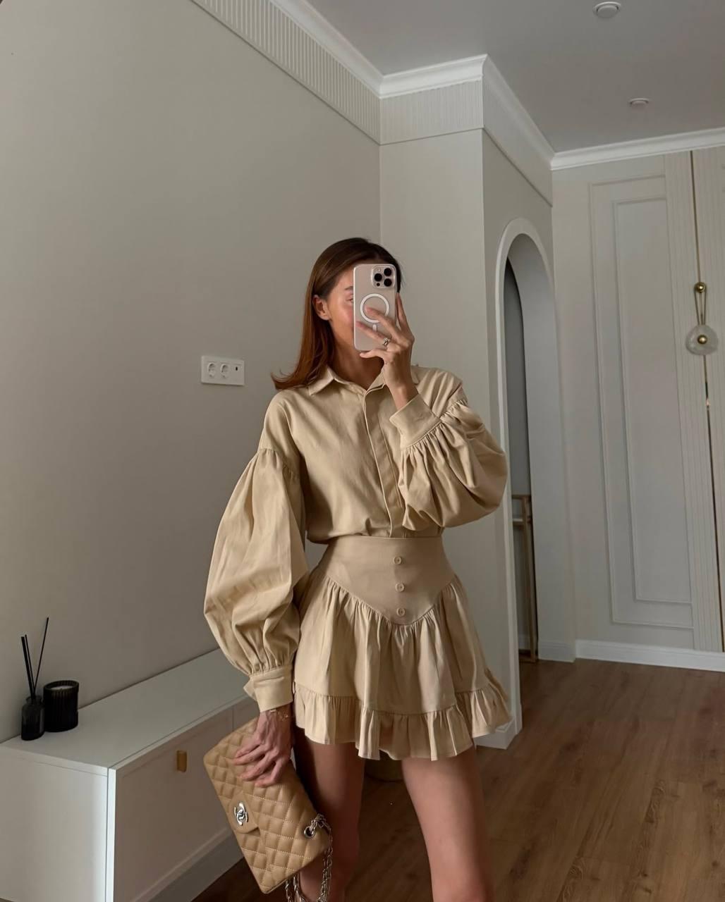 Бежевый базовий стильний жіночий костюм-двійка з котону: Блуза та пишна Спідниця з воланами, фото 1