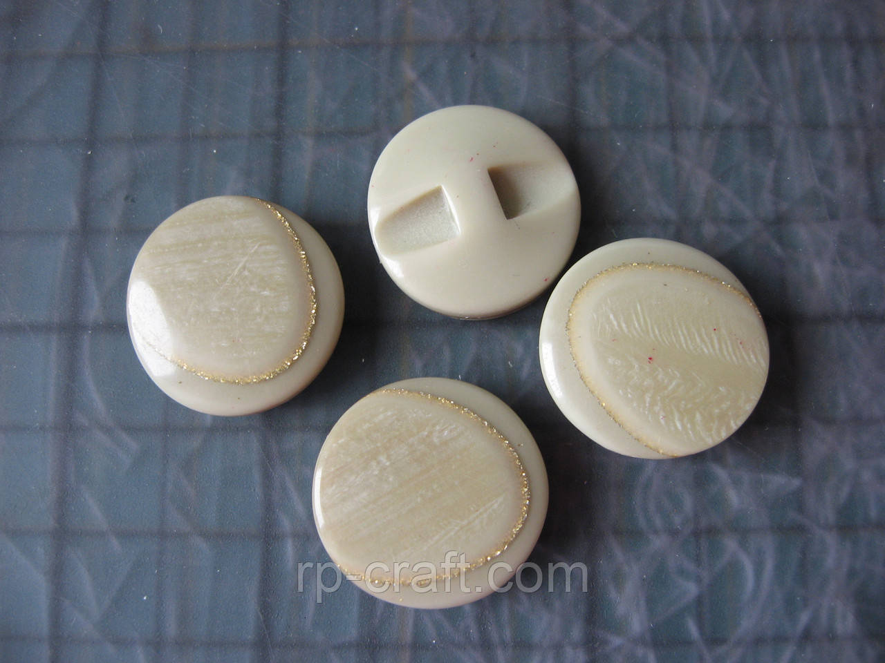 257. Набір пластикових гудзиків, 4 штуки, 6х20х20 мм, бежеві, фото 1