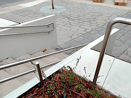 Перила без ригелів вуличні біля тротуару з нержавійки