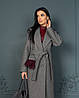 Жіноче зимове сіре двубортне тепле трендове пряме зимове пальто міді з поясом, шліцом, фото 7