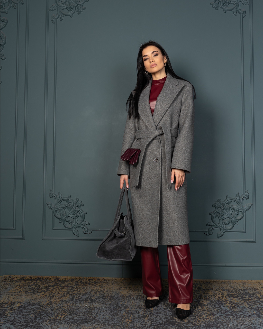 Жіноче зимове сіре двубортне тепле трендове пряме зимове пальто міді з поясом, шліцом, фото 1