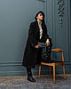 Жіноче двубортне тепле трендове чорне пряме зимове пальто міді з поясом, шліцом, фото 2