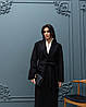Жіноче двубортне тепле трендове чорне пряме зимове пальто міді з поясом, шліцом, фото 6