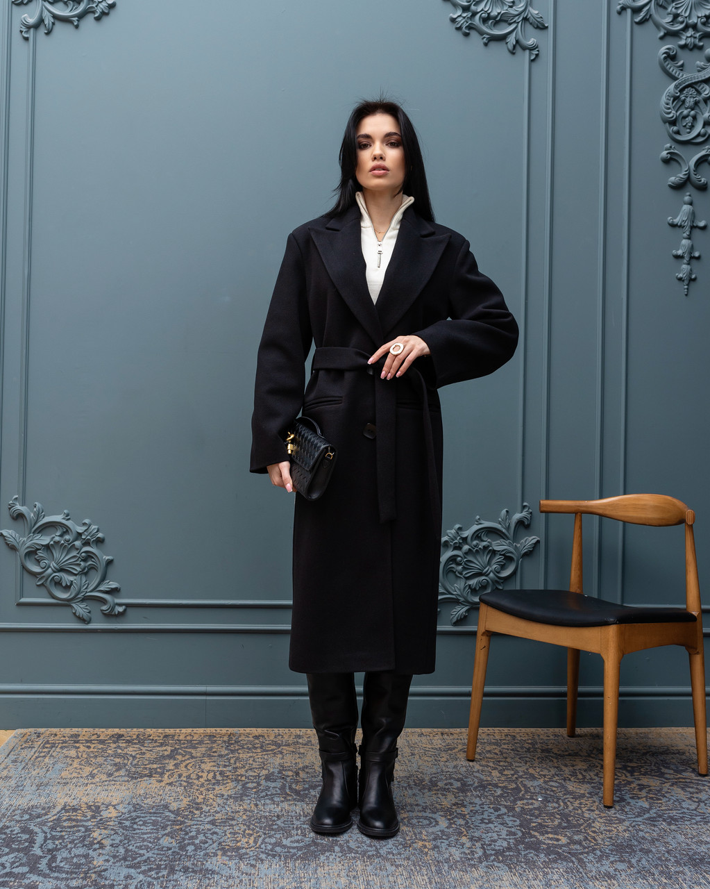 Жіноче двубортне тепле трендове чорне пряме зимове пальто міді з поясом, шліцом, фото 1