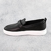 Чорні шкіряні жіночі туфлі лофери на білій підошві