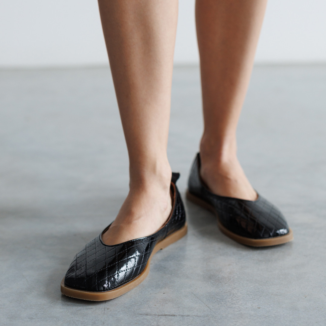 Жіночі балетки чорного кольору з лакової шкіри на низькому ходу, фото 1