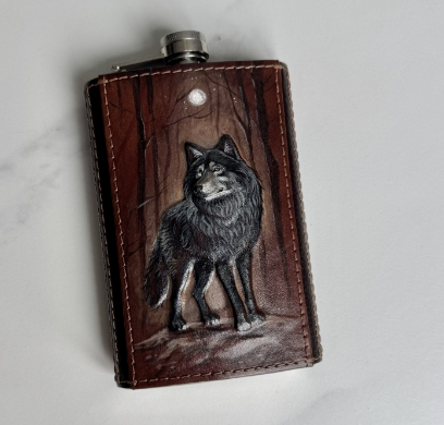 Фляга для алкоголю обтягнута натуральною шкірою з тисненням "Вовк", фото 1