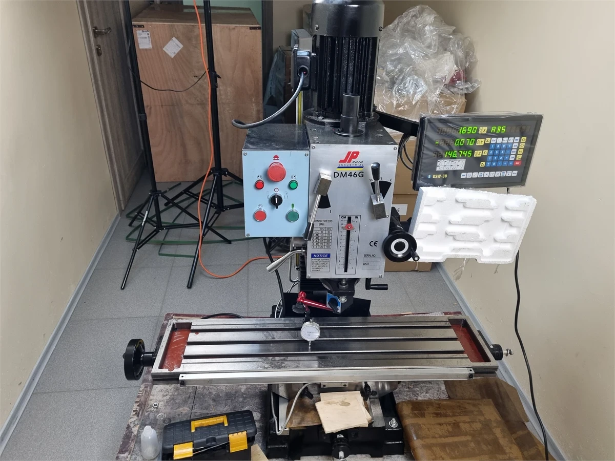 Фрезерний верстат JpAuto Industrial DM46G з коробкою передач, УЦі та нарізкою різь