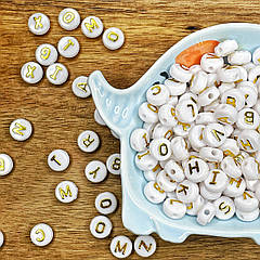 Намистини пластикові з отвором круглі (20 гр) АНГЛІЙСЬКИЙ АЛФАВІТ 10*4 мм Біий з золотою літерою