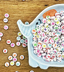 Намистини пластикові з отвором плоскі (20 гр) АНГЛІЙСЬКИЙ АЛФАВІТ 6*3мм Біий з кольоровою літерою