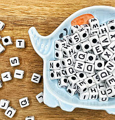 Намистини пластикові з отвором квадратні (20 гр) АНГЛІЙСЬКИЙ АЛФАВІТ 7*7мм Біий з чорною літерою