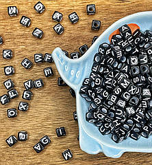Намистини пластикові з отвором квадратні (20 гр) АНГЛІЙСЬКИЙ АЛФАВІТ 5*5мм Чорні з білою літерою