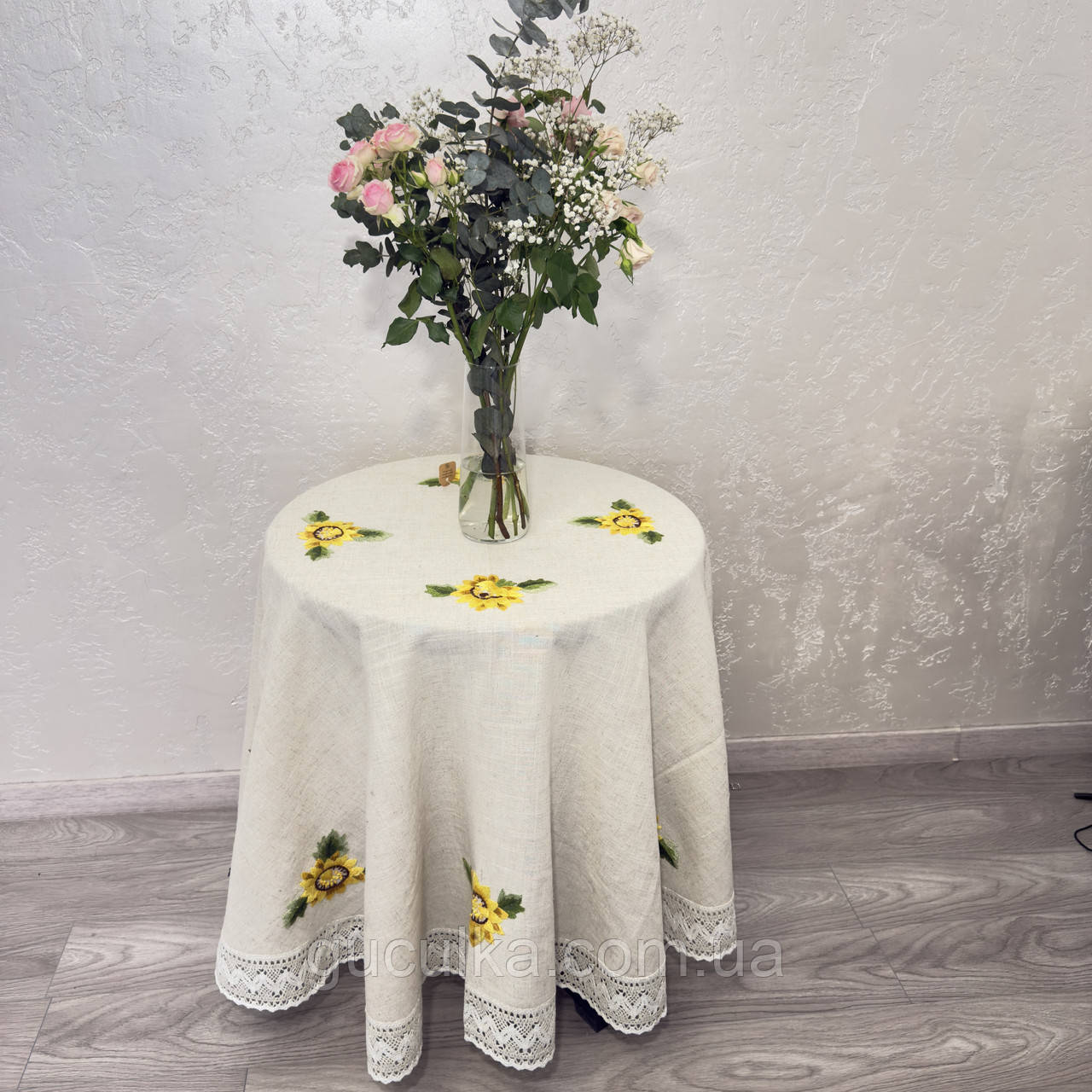 Скатертина вишита гладдю ручної роботи діаметр 180 см, фото 1