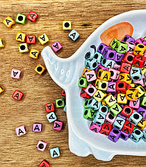 Намистини пластикові з отвором квадратні (20 гр) ВСІ ЛІТЕРА (А) 6*6мм Кольорові