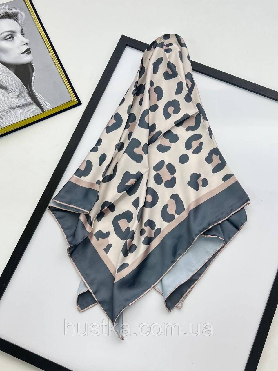 Шовкова хустка Леопрад 90*90 см молочно-бежевий ручна обробка краю