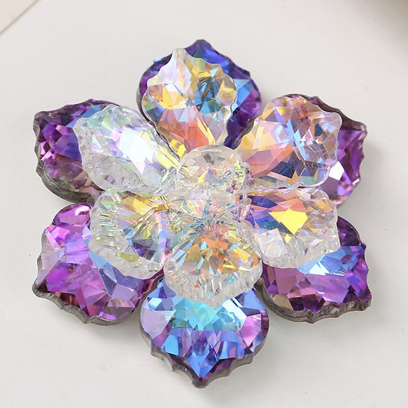 Брошка кришталева квіточок із фіолетовим під тонном, що переливаються, срібляста розмір 50х50 мм